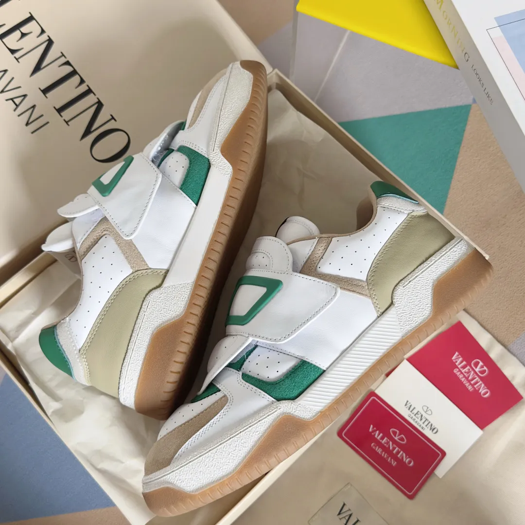 [Valentino] P: 880💰 Couple model, size: ▪️Size: Women's model 35-40 / Men's model 39-44 (45 customized) Valentino Valentino Couple model Joie de Jouer series Velcro Thick sole Bread shoes Couple model Casual sports shoes White shoes Original purchase and development Production Joie de Jouer series The style is simple but not out of style. The pure white base is paired with fresh green and soft beige, and the unique Velcro design highlights your personality. Every detail tells the fashion and quality. Wear it, take a confident step, and start the fashion journey. Exquisite packaging at the delivery counter🛍📦 ▪️Fabrics: Original custom imported first-layer cowhide ▪️Inner lining: Original custom-made soft sheepskin lining ▪️Outsole: Original open-molded anti-slip TPU material ▪️Sole thickness: 3.5CM